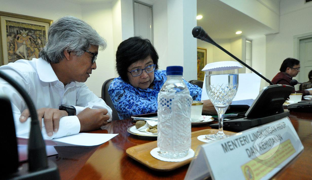 Menteri Lingkungan Hidup dan Kehutanan Siti Nurbaya (kanan) saat menghadiri rapat terbatas di Kantor Presiden, Komplek Istana Kepresidenan, Jakarta, Senin (16/3/2015). Rapat membahas tentang paket kebijakan ekonomi pemerintah. (Liputan6.com/Faizal Fanani)