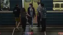 Seorang perempuan yang mengenakan masker turun dari kereta bawah tanah (subway) di sebuah stasiun di Moskow, 13 Juli 2020. Rusia melaporkan 6.537 kasus terkonfirmasi baru COVID-19 dalam 24 jam terakhir, sehingga totalnya bertambah menjadi 733.699 pada Senin (13/7). (Xinhua/Evgeny Sinitsyn)