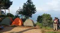 Sejumlah pengunjung mendirikan tenda di kawasan wisata alam Gunung Putri Lembang di Kabupaten Bandung Barat, Kabupaten Bandung Barat, Kamis (20/8/2020). (Liputan6.com/Huyogo Simbolon)