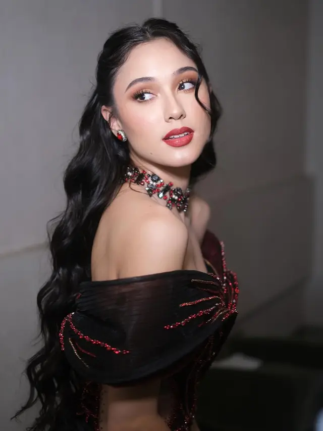 Potret Yasmin Napper pakai gaun (Foto: Instagram @yasminnapper)