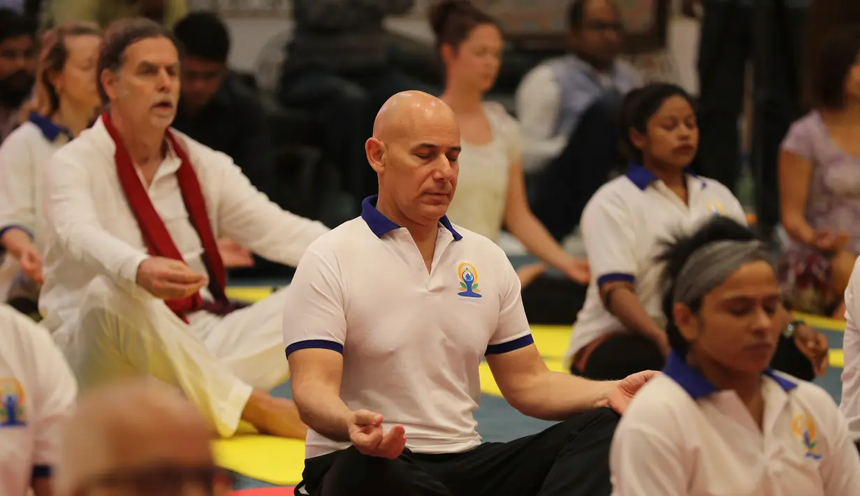 Para diplomat dari berbagai negara melakukan yoga bersama untuk memperingati Hari Yoga Internasional di New Delhi, India, Jumat (21/6/2019). Lebih dari 191 kedutaan besar dan konsulat India di seluruh dunia menyelenggarakan sesi yoga untuk memperingati Hari Yoga Internasional. (AP Photo/AltafQadri)