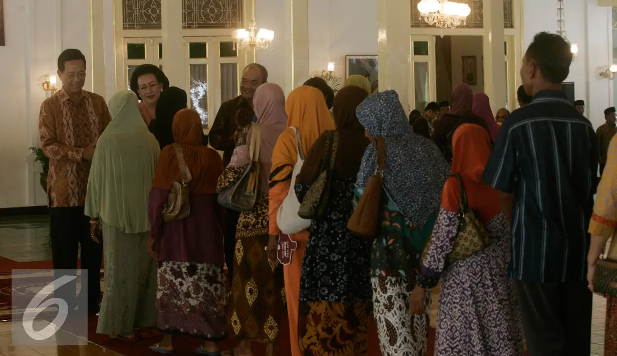 Sri Sultan Hamengkubuwono menyalami warga saat Open House di Bangsal Kepatihan, Yogyakarta, Senin (11/7). Warga yang hadir diperkirakan mencapai ribuan orang. (Liputan6.com/Boy Harjanto)
