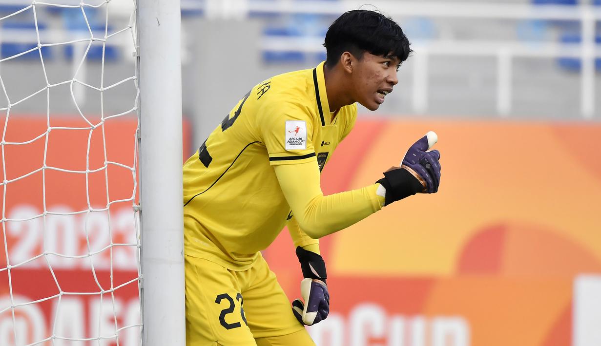 <p>Kiper Timnas Indonesia U-20, Daffa Fasya memberi aba-aba kepada rekan-rekannya saat menghadapi Suriah U-20 pada laga matchday kedua Grup A Piala Asia U-20 2023 di Lokomotiv Stadium, Tashkent, Uzbekistan, Sabtu (4/3/2023). (AFC/Pranit Katwal)</p>