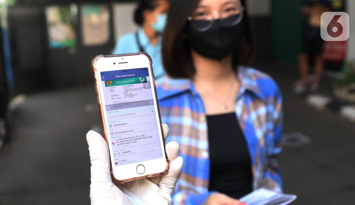 Warga menunjukkan Aplikasi Mobile Jaminan Kesehatan Nasional (JKN) BPJS Kesehatan di Kantor Cabang Kota Tangerang, Rabu (7/1/2020). Iuran BPJS Kesehatan resmi naik per hari ini untuk kelas I menjadi sebesar Rp150.000 dan Rp100.000 untuk kelas II. (Liputan6.com/Angga Yuniar)