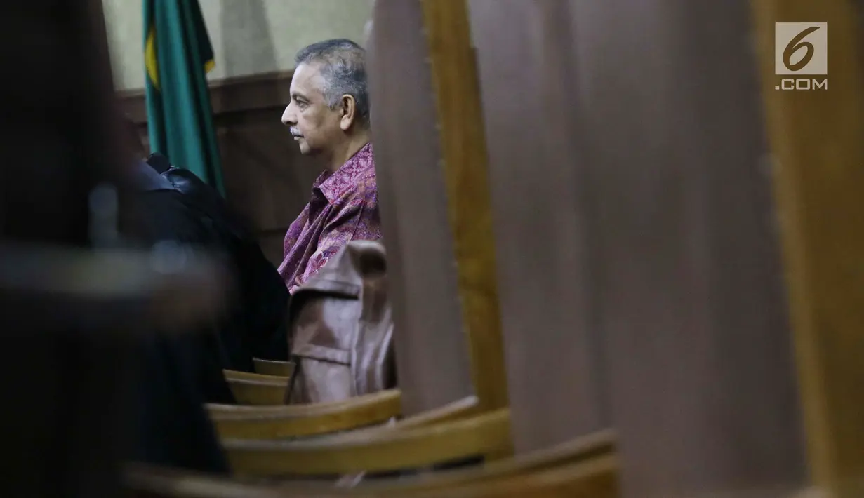 Terdakwa dugaan suap proyek PLTU Riau-1 yang juga mantan Dirut PLN, Sofyan Basir saat menjalani sidang lanjutan di Pengadilan Tipikor, Jakarta, Senin (12/8/2019). Sidang mendengar keterangan terpidana korupsi e-KTP, Setya Novanto. (Liputan6.com/Helmi Fithriansyah)