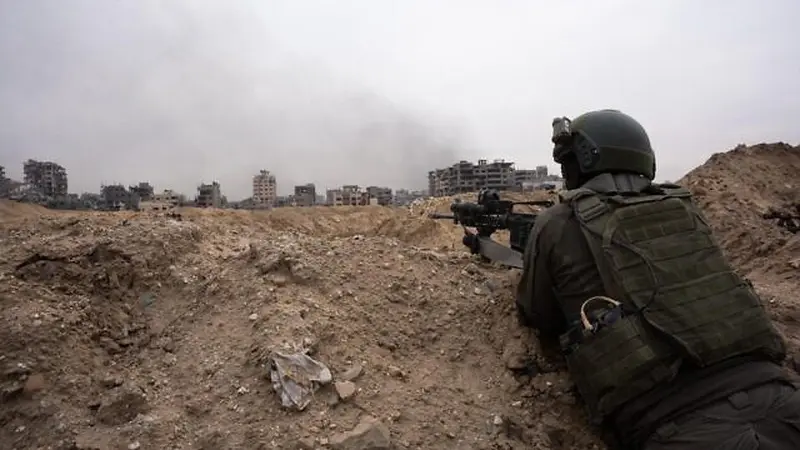 Pasukan IDF beroperasi di Jalur Gaza dalam foto selebaran yang dirilis 25 Desember 2023. (Israel Defense Forces (IDF)/Pasukan Pertahanan Israel) ​