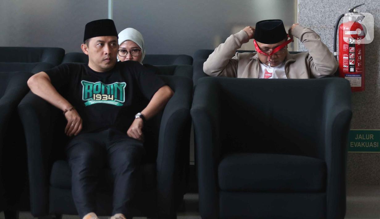 Sebelumnya, Yaqut Cholil Qoumas telah menjalani pemeriksaan sebagai saksi pada Jumat 30 Januari 2026. Tampak dalam foto, mantan Menteri Agama, Yaqut Cholil Qoumas (kanan) sesaat sebelum menjalani pemeriksaan di gedung Merah Putih Komisi Pemberantasan Korupsi (KPK), Jakarta, Kamis (12/3/2026). (Liputan6.com/Helmi Fithriansyah)