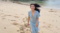Prilly langsung ke pantai sesaat setelah bangun tidur, tanpa memakai makeup terlebih dahulu. [Foto: Instagram/ prillylatuconsina96]