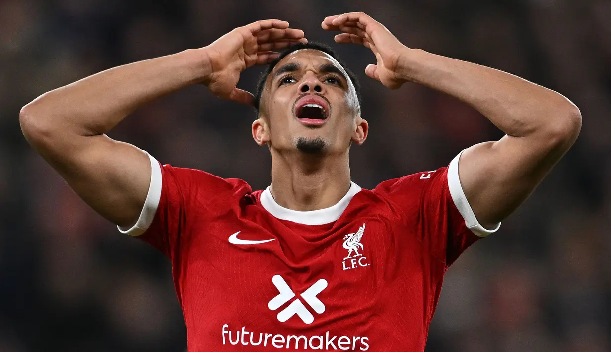 Reaksi kecewa pemain Liverpool, Trent Alexander-Arnold setelah gagal mencetak gol ke gawang Manchester United pada laga lanjutan Liga Inggris 2023/2024 di Anfield, Liverpool, Inggris, Rabu (18/12/2023) dini hari WIB. (AP Photo/Jon Super)