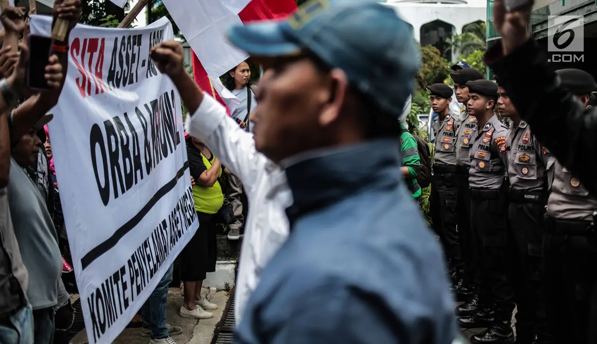 Aparat kepolisian bersiaga saat unjuk rasa massa dari Komite Penyelamat Asset Negara di Gedung Granadi, Jakarta, Senin (17/12). Mereka menuntut penyitaan sejumlah aset milik Yayasan Supersemar, termasuk Gedung Granadi. (Liputan6.com/Faizal Fanani)