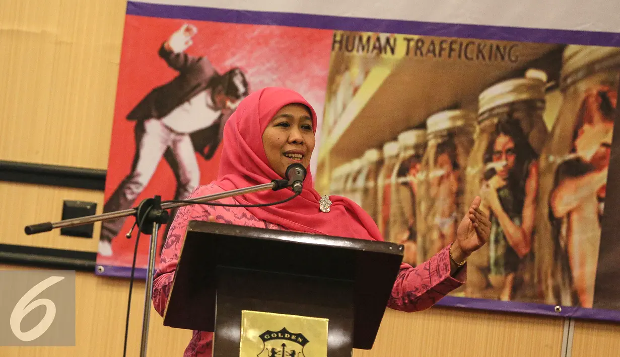Mensos, Khofifah Indar Parawansa memberikan pidato saat Pertemuan Nasional Gugus Tugas Penanganan Korban Tindak Pidanan Perdangangan Orang dan Tindak Kekerasa Terhadap Perempuan dan Anak di kawasan Jakarta, Jumat (27/11). (Liputan6.com/Faizal Fanani)