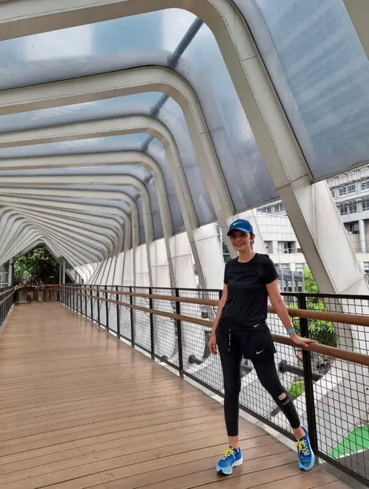 Hitam adalah warna yang elegan dan power sehingga sangat cocok untuk digunakan saat sport day. (instagram/najwashihab)