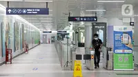 Penumpang melewati gerbang tiket elektronik di Stasiun MRT Bundaran HI, Jakarta, Selasa (3/8/2021). Jumlah penumpang Moda Raya Terpadu (MRT) Jakarta semakin menurun semenjak Pemberlakuan Pembatasan Kegiatan Masyarakat (PPKM). (Liputan6.com/Faizal Fanani)