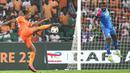Pemain Pantai Gading, Sebastien Haller, mencetak gol ke gawang Kongo pada laga semifinal Piala Afrika di Alassane Ouattara Olympic Stadium, Kamis (7/2/2024). Tuan rumah pantai Gading menang dengan skor tipis 1-0. (AFP/Franck Fife)