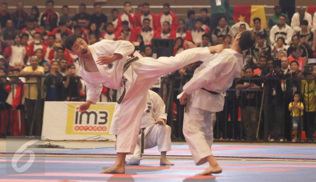 Atlet karate melakukan demonstrasi saat pembukaan Kejuaraan Dunia Shotokan Karate-Do International Federation (SKIF) 2016 di Hall D2 JIExpo Kemayoran Jakarta, Sabtu (27/8). Acara SKIF ke-12 diikuti oleh 58 negara. (Liputan6.com/Immanuel Antonius)