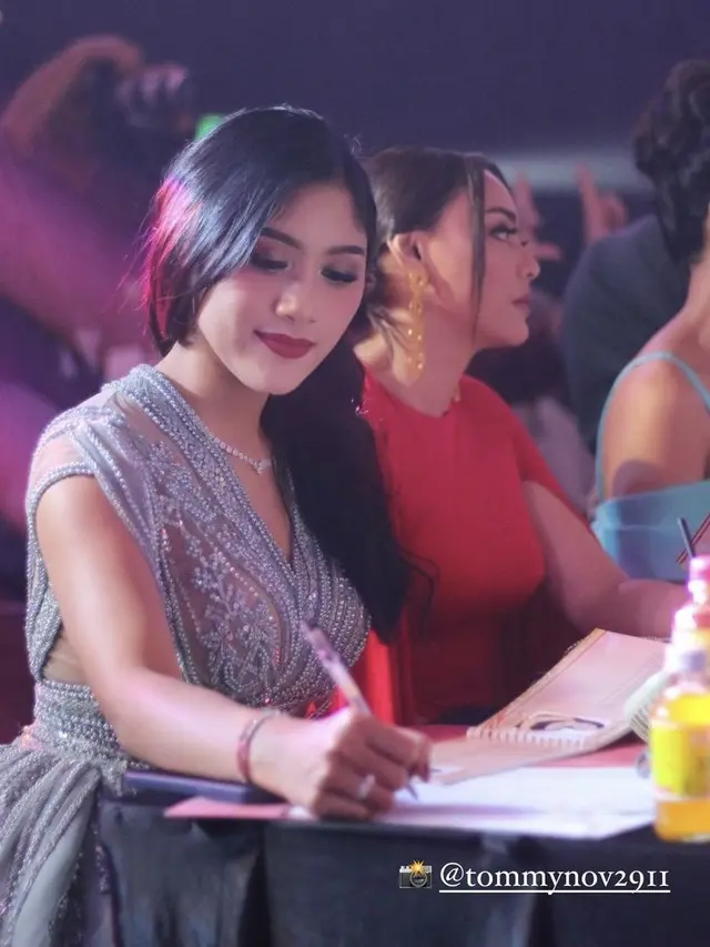 Gaya Elegan Erina Gudono Dibalut Gaun Biru dan Makeup Bold saat Jadi Juri Preliminary Putri Indonesia 2023, credit: Instagram (@erinagudono)