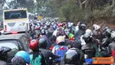 Citizen6, Bandung: Jalan Raya Ciwidey, Kabupaten Bandung, Provinsi Jawa Barat, macet total, Kamis (1/9). Kemacetan disebabkan banyaknya wisatawan yang ingin mengunjungi obyek wisata di sekitar Ciwidey. (Pengirim: Aditia Wiraraja) 