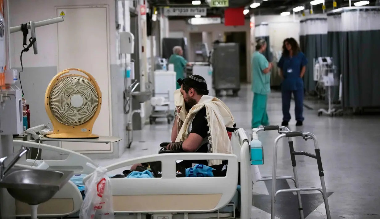 Seorang pasien berdoa di fasilitas bawah tanah yang terlindungi di Rumah Sakit Ichilov, Tel Aviv, Israel, setelah serangan rudal Iran, Senin 8 Juni 2026. (AP Photo/Ohad Zwigenberg)