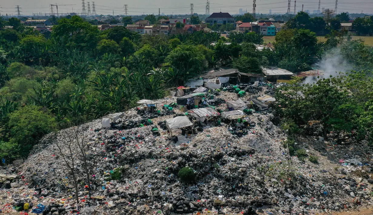 Penutupan dilakukan akibat keluhan warga yang mengalami gangguan kesehatan akibat aktivitas di Tempat Pembuangan Sampah liar tersebut. (merdeka.com/Arie Basuki)