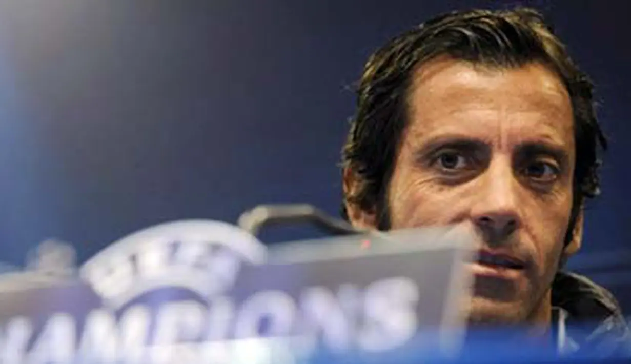 Pelatih Atletico Madrid, Quique Sanchez Flores di sesi konferensi pers yang berlangsung di Vicente Calderon, 2 November 2009 jelang laga Liga Champions melawan Chelsea. AFP PHOTO / PIERRE-PHILIPPE MARCOU 