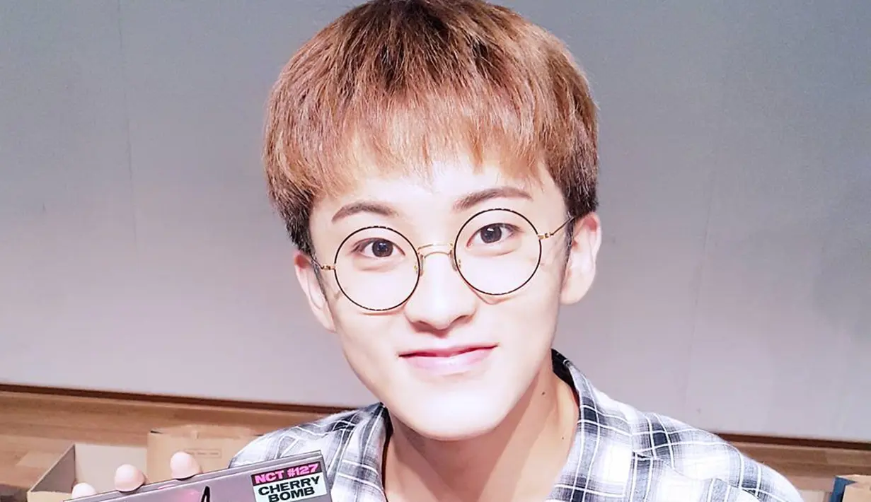 Menempati posisi sebagai rapper tak membuat Mark selalu tampil ala hip hop. Ia bahkan lebih kerap tampil dengan gaya casual dan nerd. (Liputan6.com/IG/@nct127)