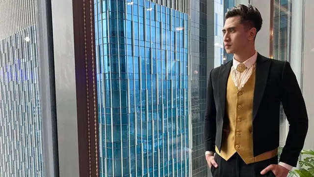 6 Gaya Verrell Bramasta saat Berpenampilan Bak Pangeran, Curi Perhatian
