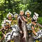 Lia Afif menghadirkan koleksi batik dengan pewarnaan alam serbuk kayu ulin khas Kutai Timur, Kalimantan Timur. (Dian Kurniawan/Liputan6.com)