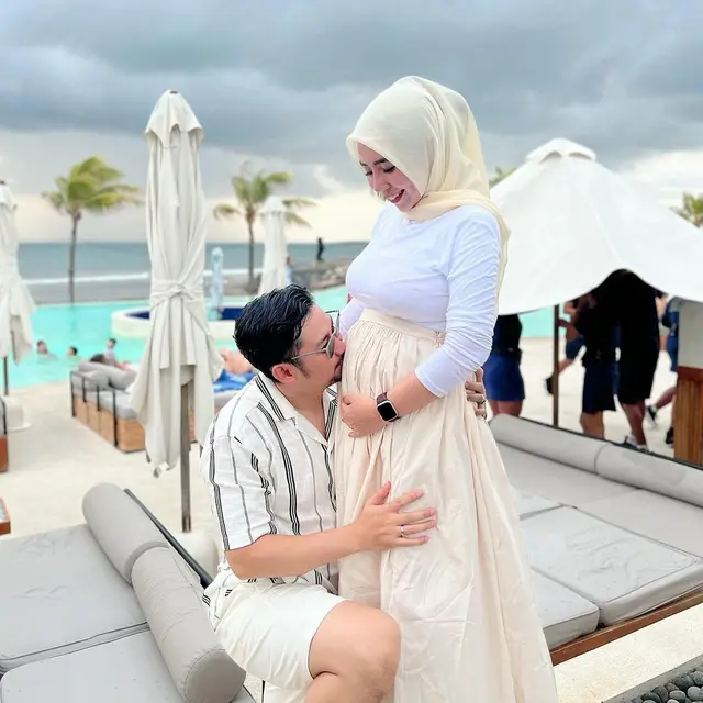 Pamer Baby Bump, Potret Mesra Angga Wijaya dan Nurul Kamaria Ini Curi Perhatian