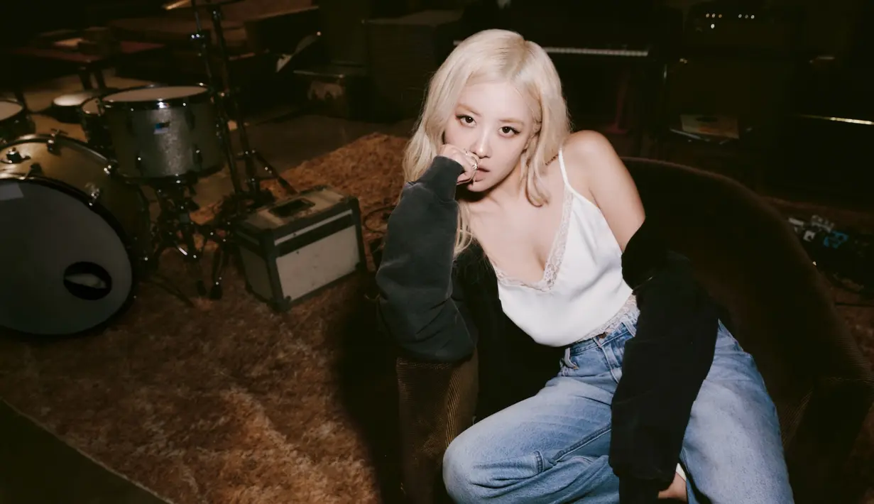 Kolaborasi ini menyatukan dua simbol representasi semangat originalitas - Levi’s®, brand lifestyle ikonis yang selama lebih dari 150 tahun jadi pilihan para original di seluruh dunia,
dan ROSÉ, yang melalui kesenian autentik serta karakter rock and roll-nya telah mendefinisikan ulang makna sosok superstar global. (Foto: Levi's)