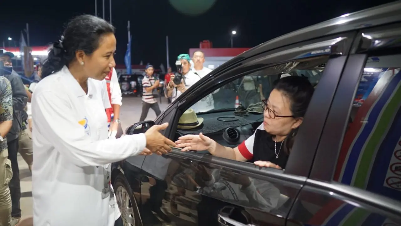Menteri BUMN Rini Soemarno didampingi Direktur Pemasaran Ritel Pertamina Mas’ud Khamid meresmikan SPBU KM 379 Kabupaten Batang dalam rangkaian Kunjungan Lintas Tol Trans Jawa pada Kamis (30/5/2019).