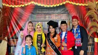 Syukuran Adik Ayu Ting Ting jadi sarjana dengan gaya Betawi (Foto: Instagram/@ayutingting92)