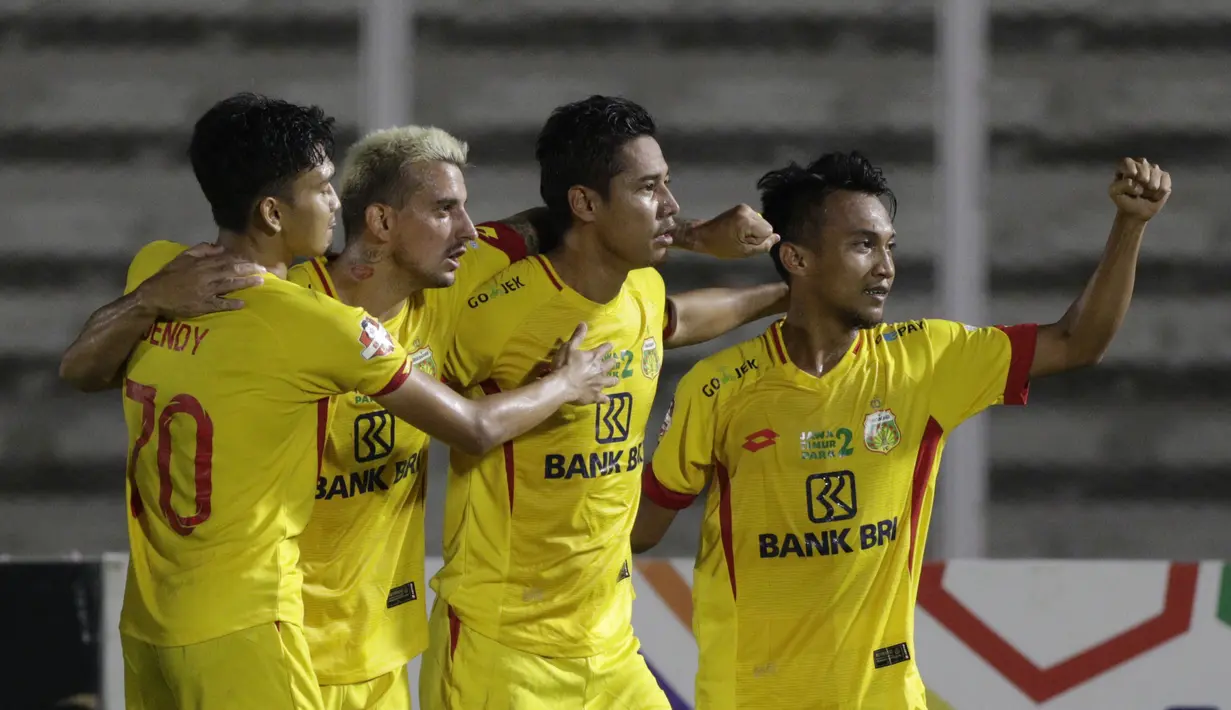 Para pemain Bhayangkara FC merayakan gol yang dicetak oleh Indra Kahfi ke gawang Madura United pada laga Liga 1 2019 di Stadion Madya, Jakarta, Senin (5/8). (Bola.com/M iqbal Ichsan)