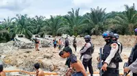 Personel Brimob Polda Riau ketika menangkap pelaku penambangan emas tanpa izin di Kabupaten Kuansing. (Liputan6.com/M Syukur)