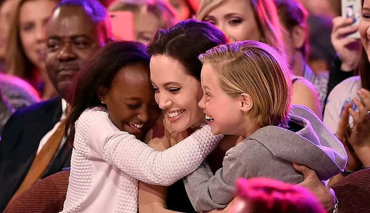 Shiloh dan Zahara menghibur mereka yang masih trauma dan juga sakit. (Grazia Daily)