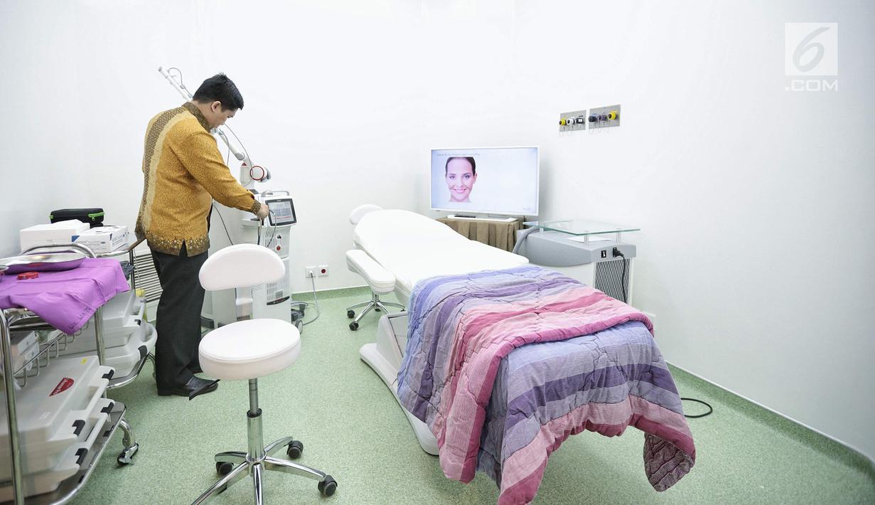 Fasilitas di ruang tindak  RS EMC Poli Klinik Plastic Surgery & Aesthetic Center, Sentul, Jawa Barat, Senin (3/9). Poli klinik ini diharapkan dapat memenuhi kebutuhan masyarakat, diantaranya Invasive: Body Contouring . (Liputan6.com/Faizal Fanani)