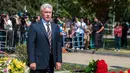 Walikota Moskow, Sergei Sobyanin, meletakkan bunga di pintu masuk Stasiun Park Pobedy, Moskow, (16/7/2014). (AFP PHOTO/Dmitry Serebryakov)