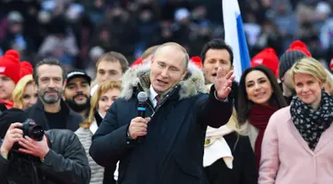 Kandidat presiden Rusia, Vladimir Putin memberikan pidato dalam sebuah kampanye pencalonannya di stadion Luzhniki di Moskow (3/3). Puluhan ribu pendukung Presiden Rusia Vladimir Putin berkumpul untuk mengikuti kampanye. (AFP/Kirill Kudryavtsev)