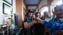 Kedatangan kedua rider dari tim Monster Energy Yamaha disambut meriah oleh para siswa. (Bola.com/M Iqbal Ichsan)