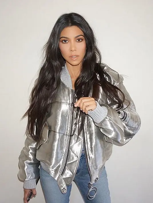 Sibuk dengan aktivitas dan kariernya, Kourtney masih menyempatkan diri membuat kue yang harus ada dalam perayaan natal setiap tahun, yaitu Gingersnap cookies. (Instagram/Kourtneykardashian)