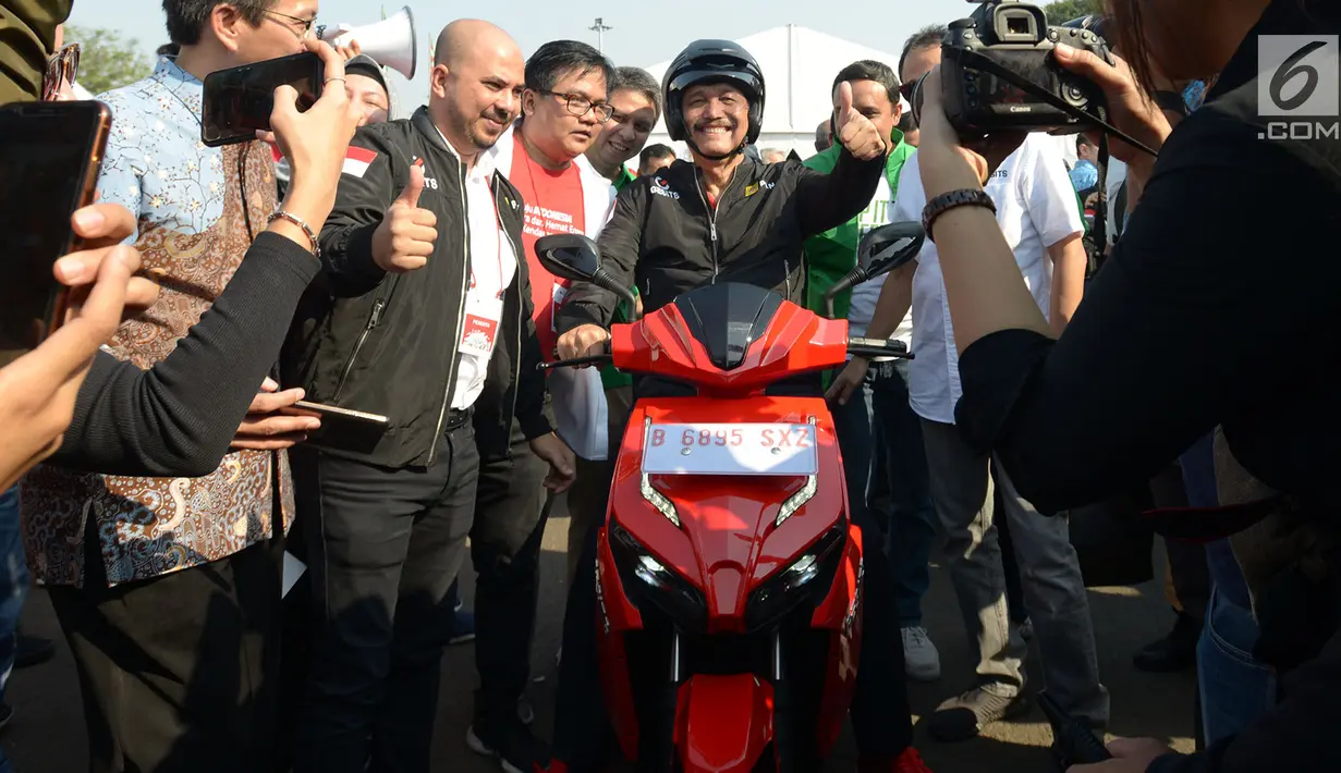 Menko Bidang Kemaritiman Luhut Binsar Pandjaitan bersiap mengikuti konvoi kendaraan bermotor listrik melintasi kawasan MH Thamrin, Jakarta, Sabtu (31/8/2019). Konvoi bertema Kendaraan Listrik Sebagai Solusi Pengurangan Polusi Udara dan Penggunaan BBM Jenis Kendaraan Listrik (merdeka.com/Imam Buhori)
