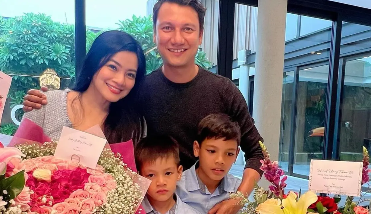 Melalui akun Instagram, Titi Kamal membagikan momen ulang tahunnya. Dalam hari bahagia tersebut, dirinya mendapatkan kejutan ulang tahun dari Christian Sugiono dan kedua putranya. (Liputan6.com/IG/@titi_kamall)
