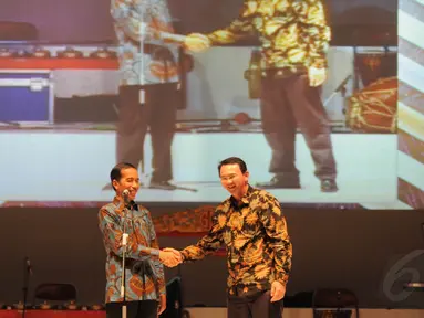 Jokowi saat berpamitan dengan Ahok di Istora Senayan, Jakarta, (16/10/14). (Liputan6.com/Herman Zakharia)