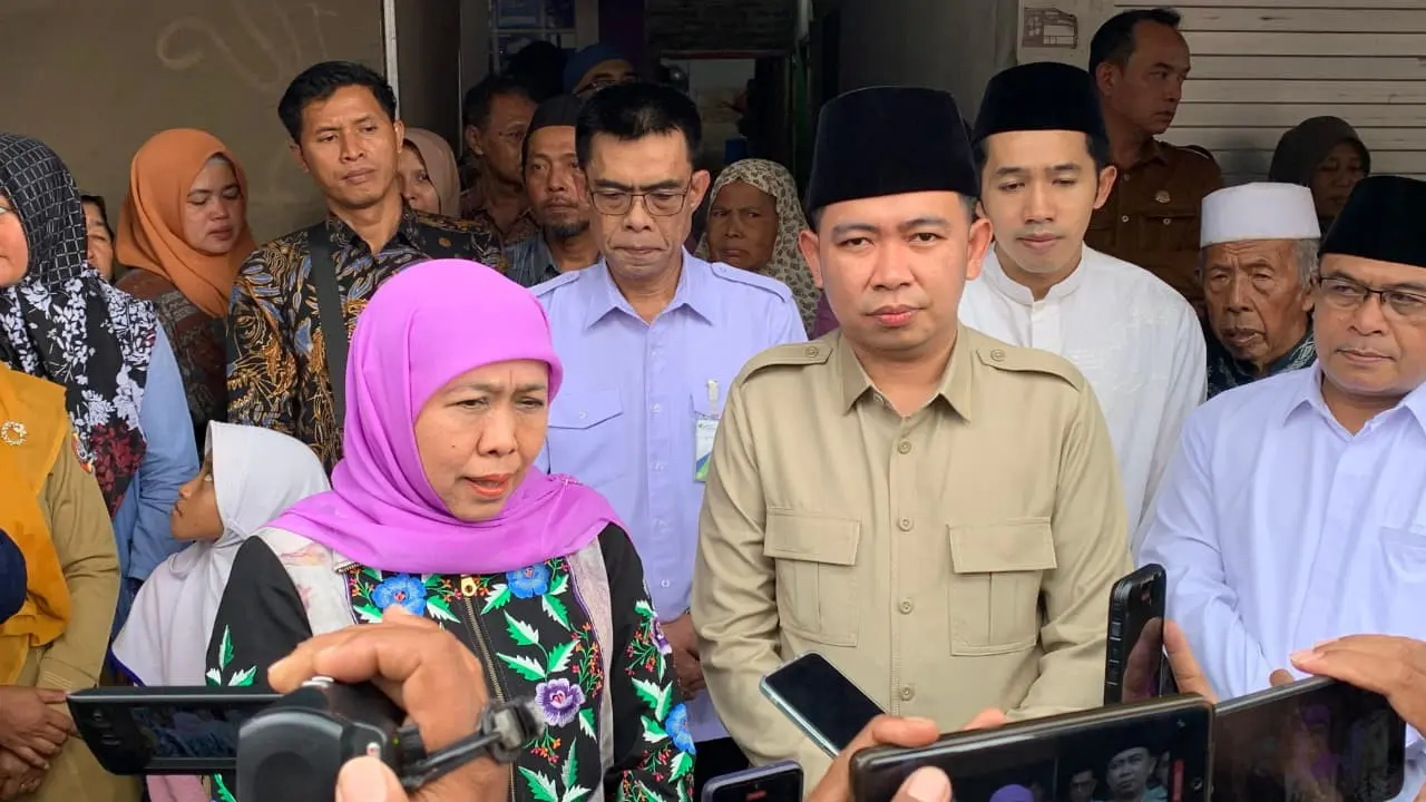 Gubernur Jatim, Khofifah Indar Parawansa didampingi Bupati Jember, Muhammad Fawait saat takziah ke salah satu rumah duka di Desa Serut, Panti pada Senin (15/09/2025).