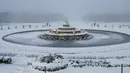 Kota Paris di Prancis berselimut salju tebal, menyusul penurunan suhu ekstrem hingga di bawah 0 derajat Celsius. Tampak dalam foto, salju menyelimuti Kolam Latona dan Parterre di taman Versailles, luar Kota Paris pada Selasa 6 Januari 2026. (GEOFFROY VAN DER HASSELT/AFP)