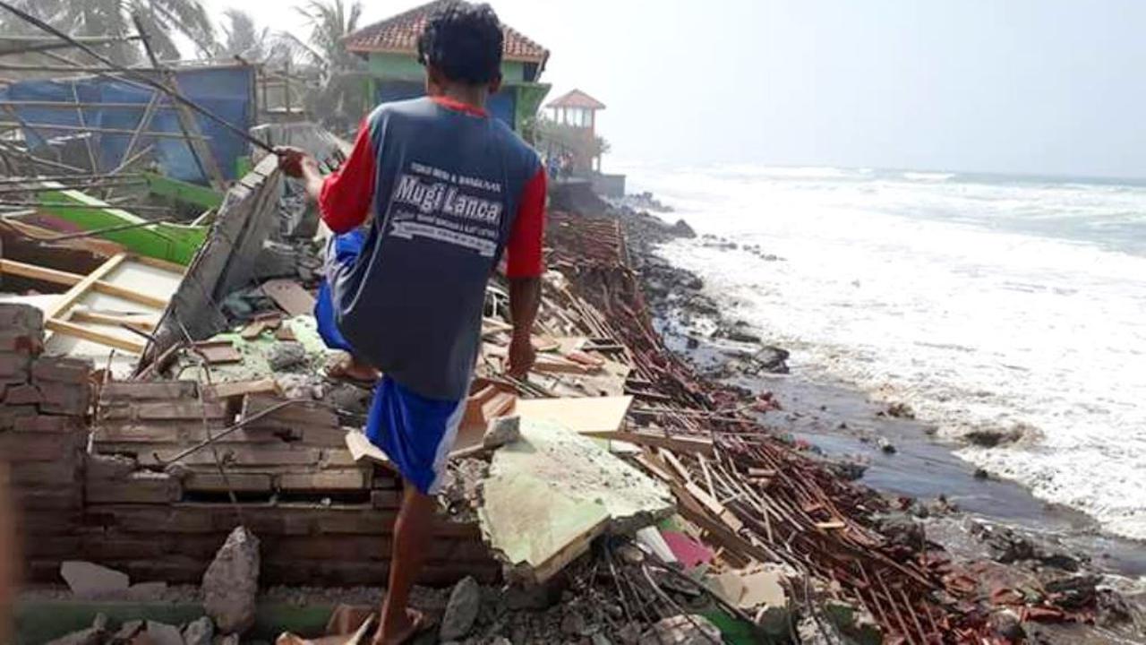 Gelombang tinggi yang menerjang daratan pesisir Kebumen menyebabkan puluhan infrastruktur pendukung wisata rusak dan menyebabkan abrasi. (Foto: Liputan6.com/BPBD Kebumen/Muhamad Ridlo)