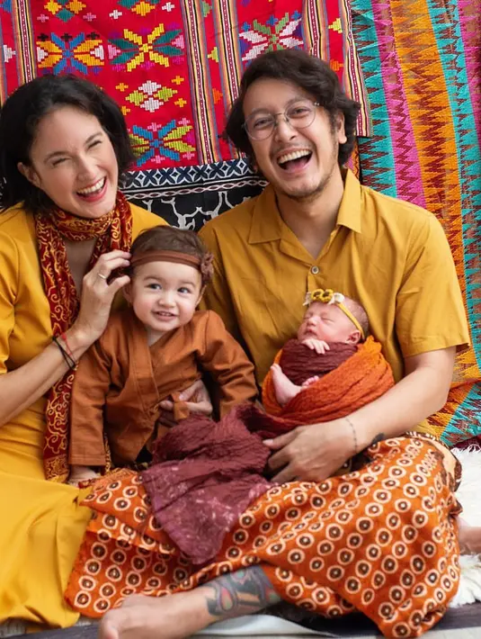 Ia mengaku lebih fokus ke nutrisi dan makanan sehat. Nadine juga memilih membuat makanan sendiri yang dikonsumsi. Selain itu, ia juga rajin melakukan olahraga, baik yoga atau sekedar jalan. [Instagram/nadinelist]