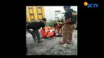 Menurut petugas keamanan apartemen, korban diketahui terjatuh dari lantai 12 dan terjatuh di teras lantai dua.
