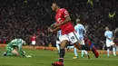 Striker Manchester United, Marcus Rashford, melakukan selebrasi usai mencetak gol ke gawang Manchester City pada laga Premier League di Stadion Old Trafford, Minggu (10/12/2017). Manchester United takluk 1-2 dari Manchester City. (AP/Dave Thompson)