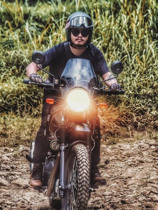 Cowok kelahiran 29 tahun silam ini suka melakukan aksi menantang bersama motornya. Derby suka pergi ke tempat berbukit dengan medan menantang untuk mengadu adrenalinnya bersama moge kesayangannya. (Liputan6.com/IG/@derbyromero)