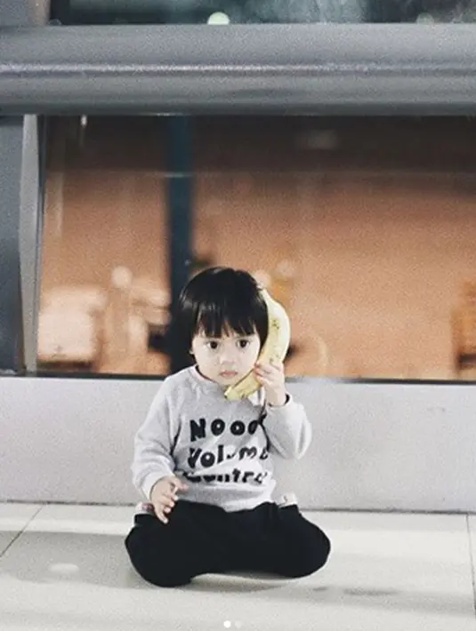 Potret lucu Sekala yang menganggap buah pisang adalah sebuah telepon genggam. (Liputan6.com/IG/sekala_belove_)